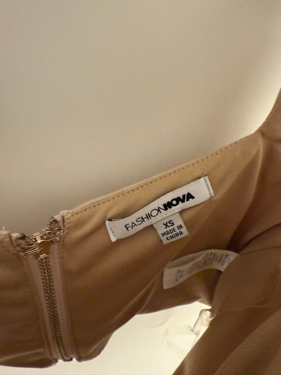 Top: Fashion Nova Satin Top – Nuovo (secondo la descrizione) da Domat/Ems venduto da Lorand_ 2