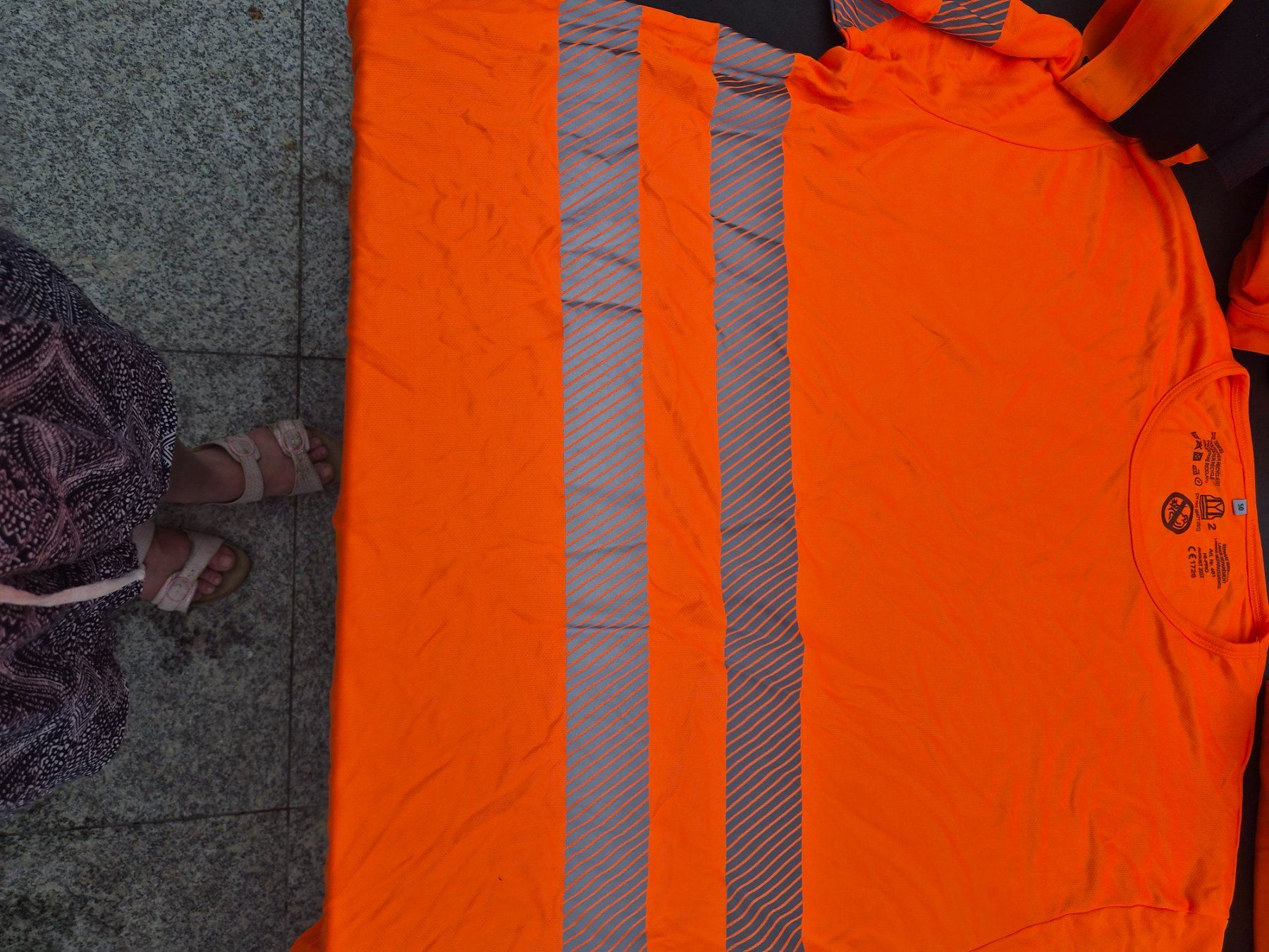 T-shirt: Orange Warnshirt mit Reflektoren, Grösse 50 – Usato da Fislisbach venduto da Crisisgusita