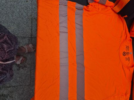 Orange Warnshirt mit Reflektoren, Grösse 50