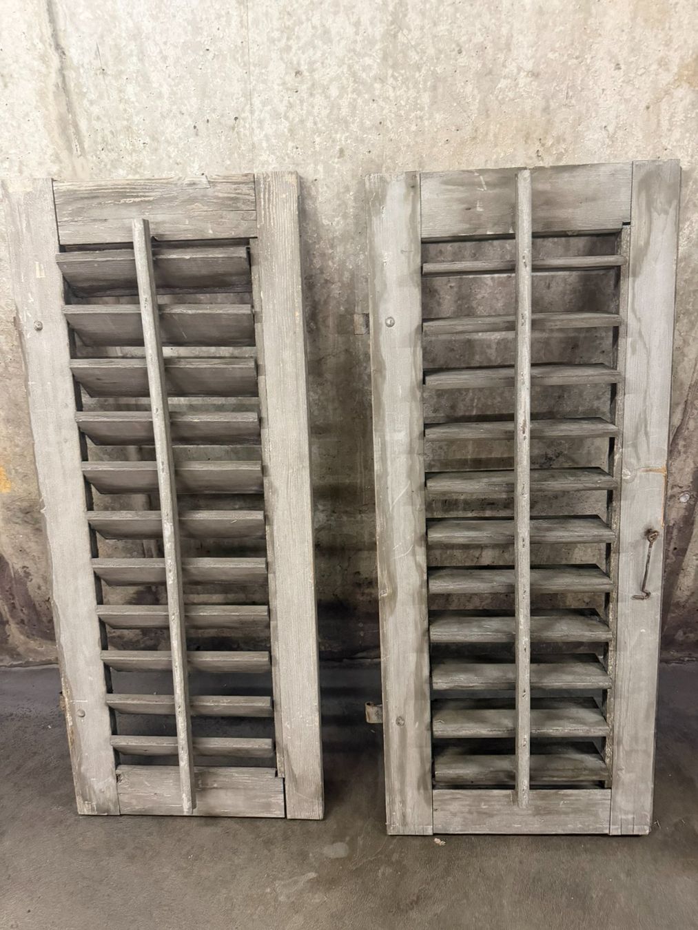 Fensterläden: 2 x alte Fensterladen Holz  52x127cm – Gebraucht aus Winterthur von Ferraristern