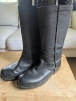Hohe Stiefel aus schwarzem Leder.