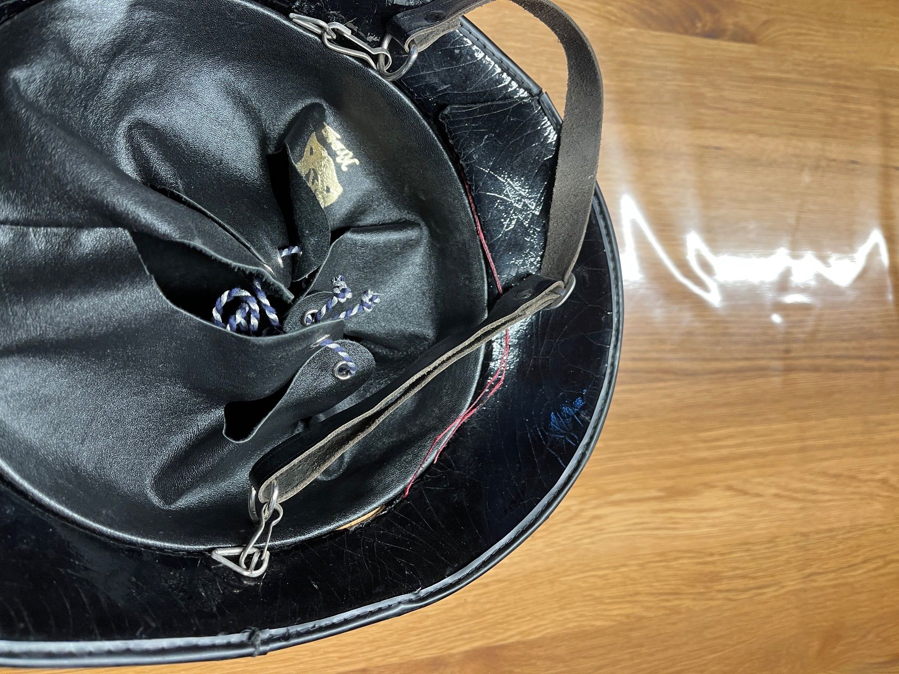 Uniformi: Stadtpolizei Zürich Helm/Bobby – Usato da Flaach venduto da Blauefreiheit 3