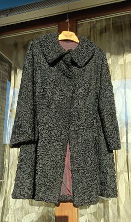 Schwarzer Persianermantel von Dunkel Basel, Grösse 38/40
