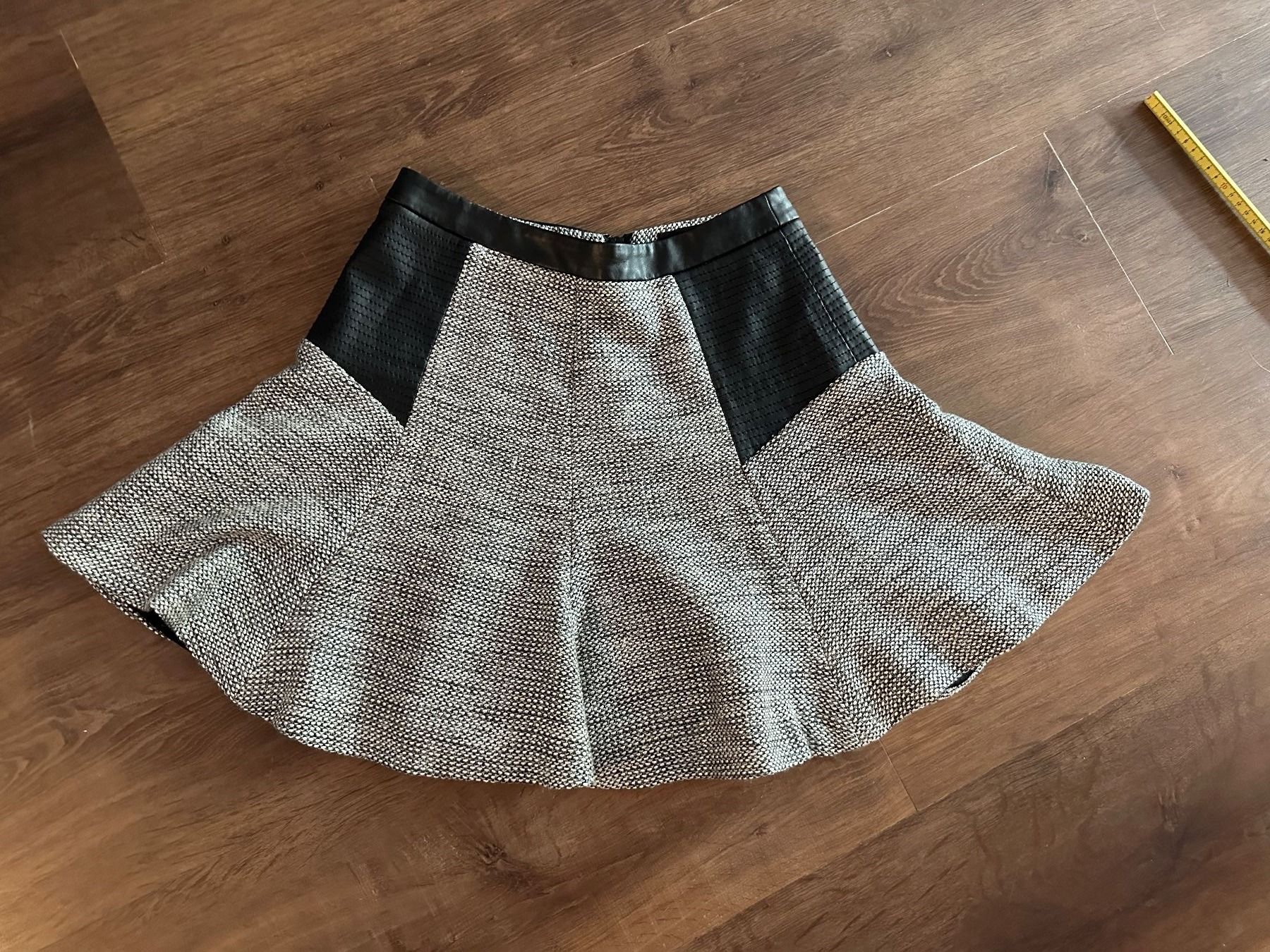 Karl Lagerfeld Gonne: Karl Lagerferld mini skirt - FR 38 – Usato da St-Sulpice VD venduto da juhdu