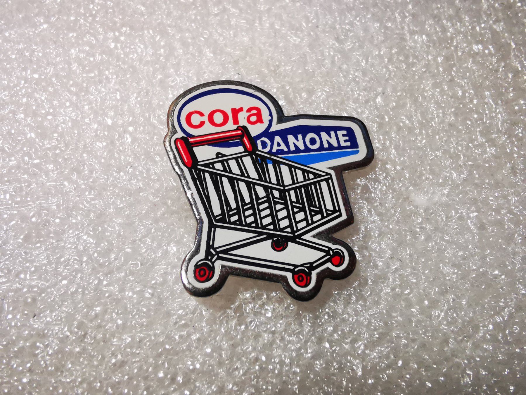Placchette & Badge: Ansteckpin 8: Cora x Danone – Usato da Oppligen venduto da Pin-Fall-Shop