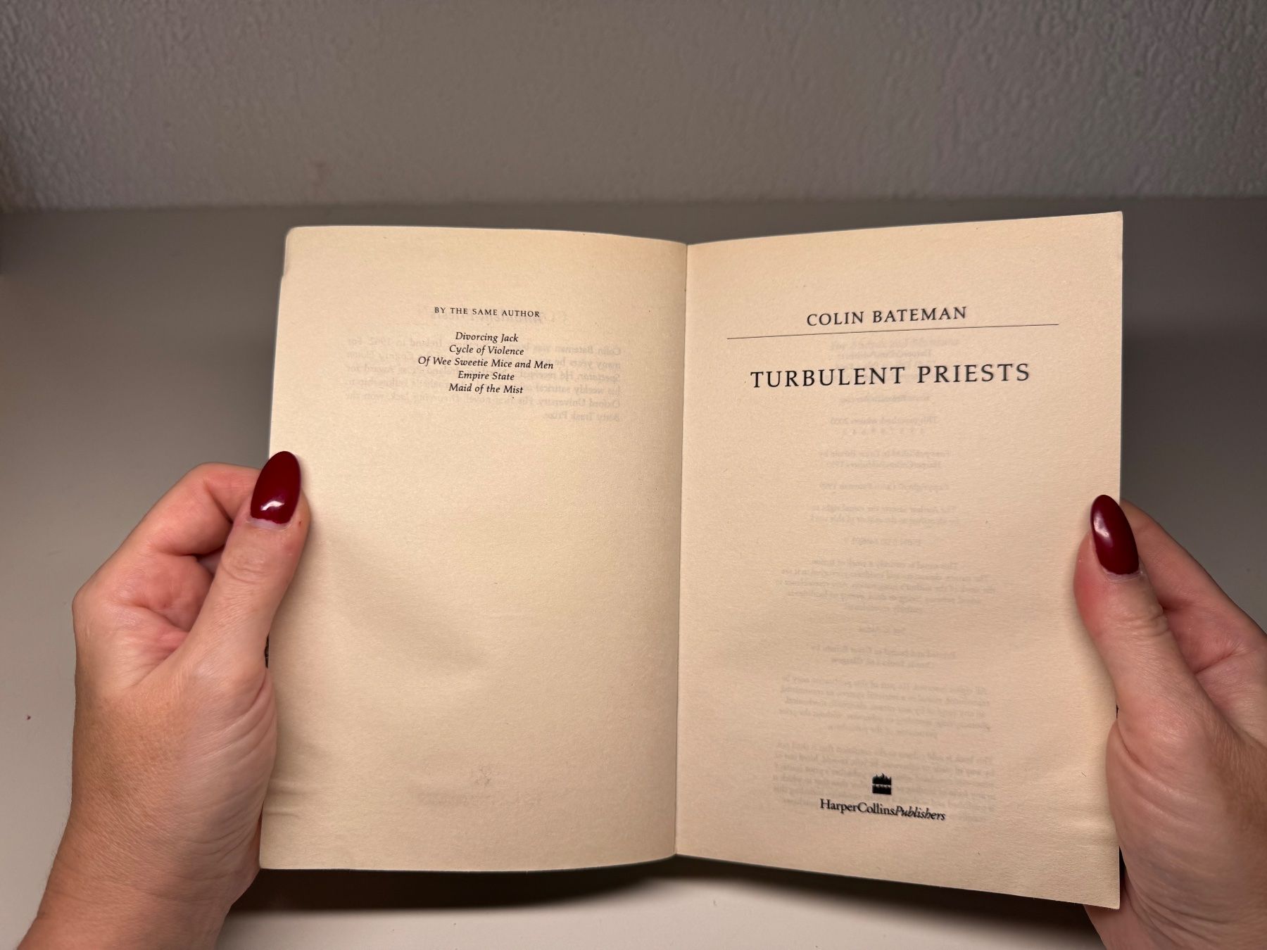 Libri: NOVEL: Colin Bateman, Turbulent Priests – Usato da Grosswangen venduto da English_books 2