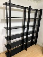 Schwarzes Regal im modernen Design