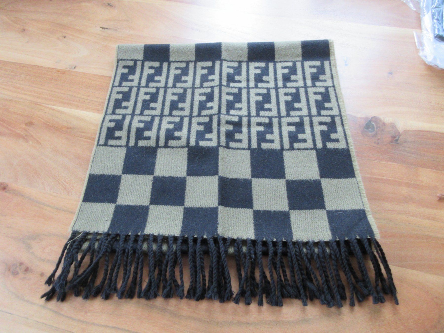 Fendi Foulard & Sciarpe: FENDI 100% WOOL Schal/Scarf/Italy!! – Usato da Goldach venduto da mamakotzi 1