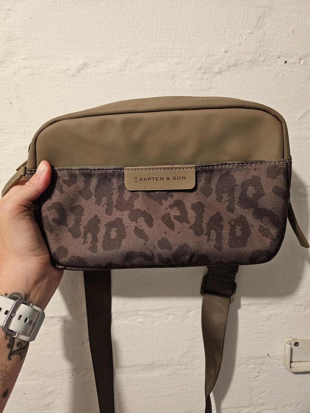 Kapten & Son Taschen: Bergen Pro Crossbody Dark Leo – Neu (gemäss Beschreibung) aus Hendschiken von Nic_Sta