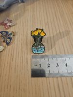 Gelbe Blumen in Wasser - Pin Badge Anstecker