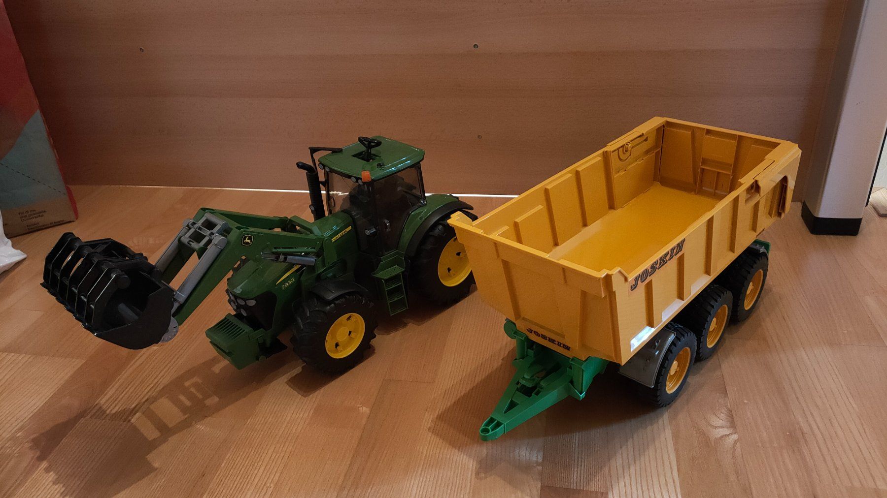 John Deere Véhicules pour enfants: John Deer Traktor mit Anhänger – D'occasion à Ins par variable
