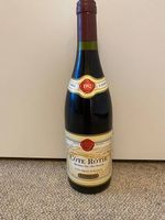 Seltene und sehr schöne  Rotweinflasche mit Gratisflasche ! 