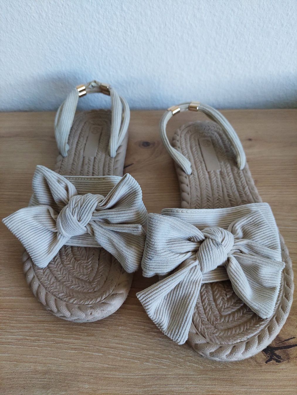 Scarpe da donna: BEIGE SANDALEN GR. 38 – Usato da Münchenstein venduto da Strupfi