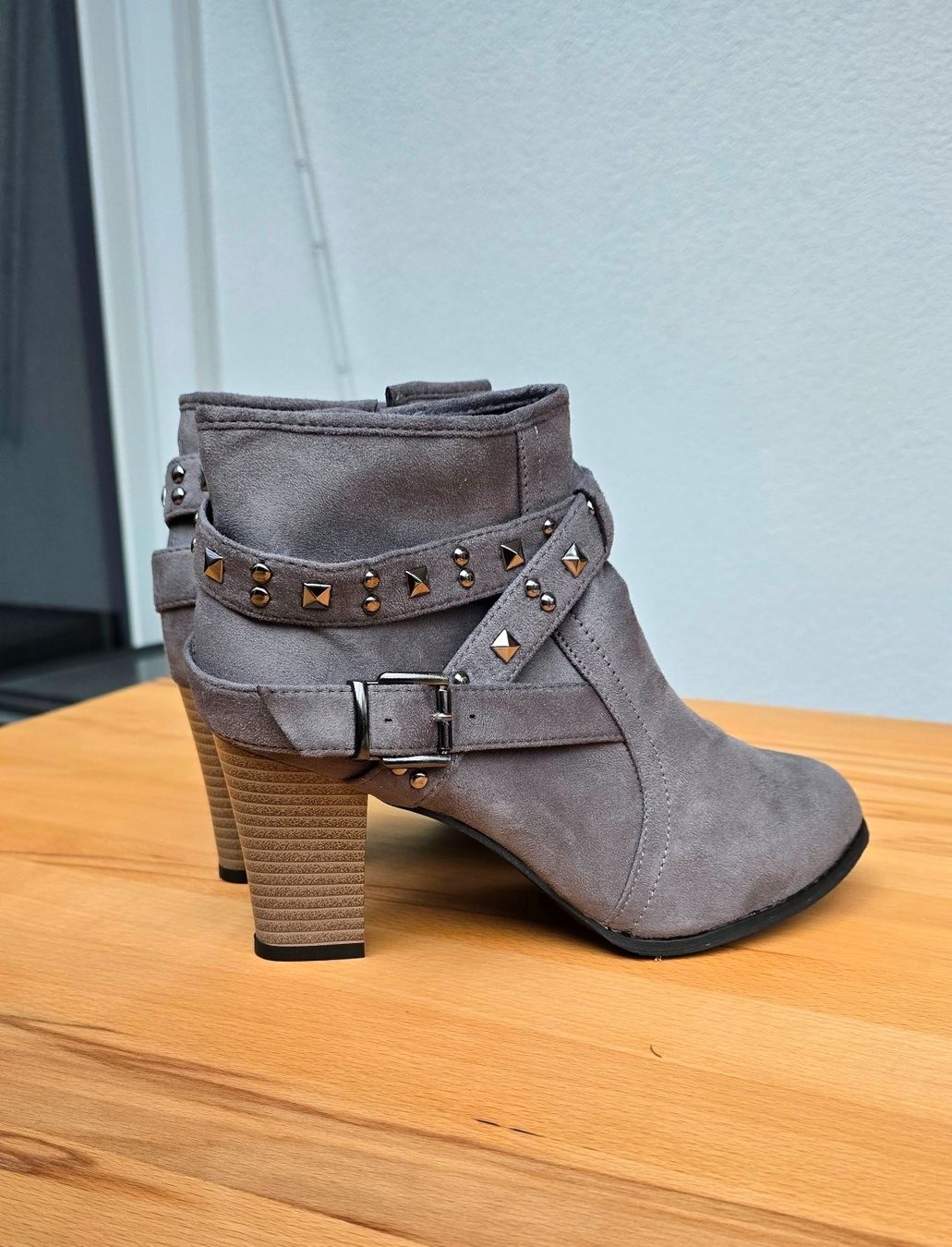 Scarpe da donna: Stiefeletten Grau 41 Neu – Nuovo (secondo la descrizione) da Winznau venduto da johny_wayne 4