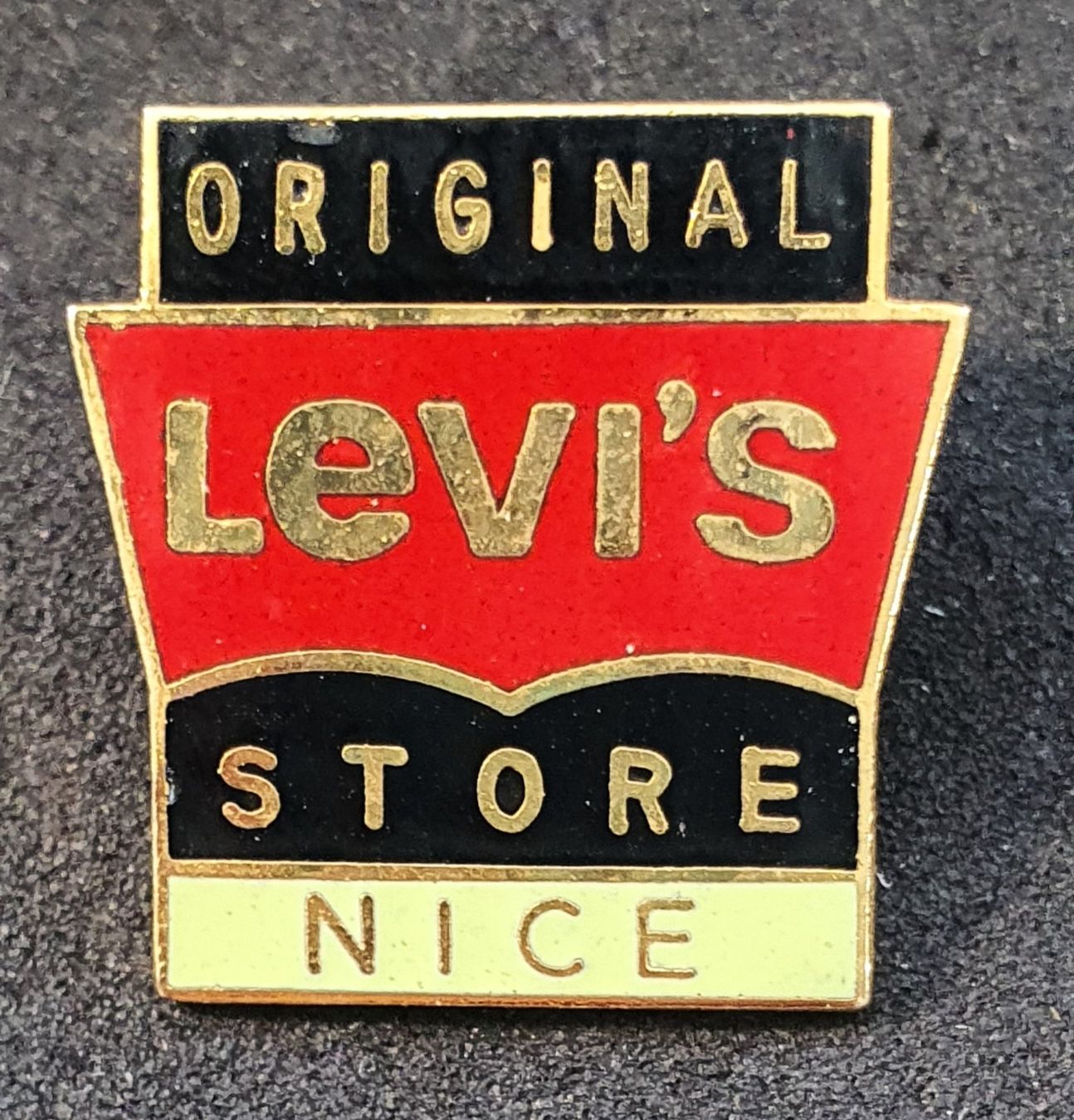 Levi's Placchette & Badge: CC536 - Pin ORIGINAL LEVI'S STORE NICE / Levis – Usato da Reinach BL venduto da Boston-Verkauf