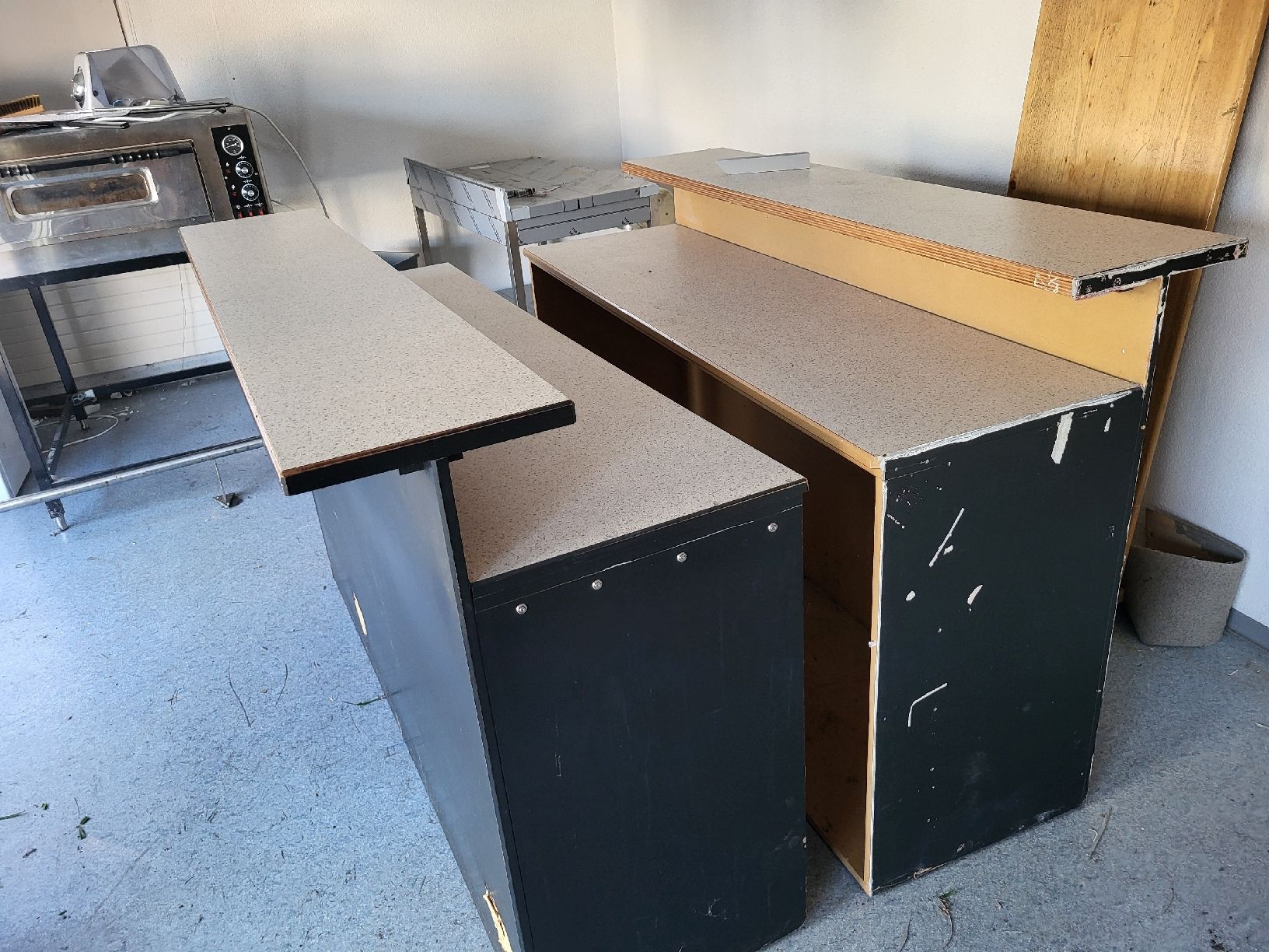 Allestimento di negozi e stand fieristici: Theke gebraucht Möbel Holz  – Usato da Kirchberg SG venduto da rx-8 1