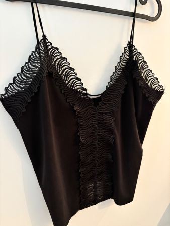 Top noir avec dentelle