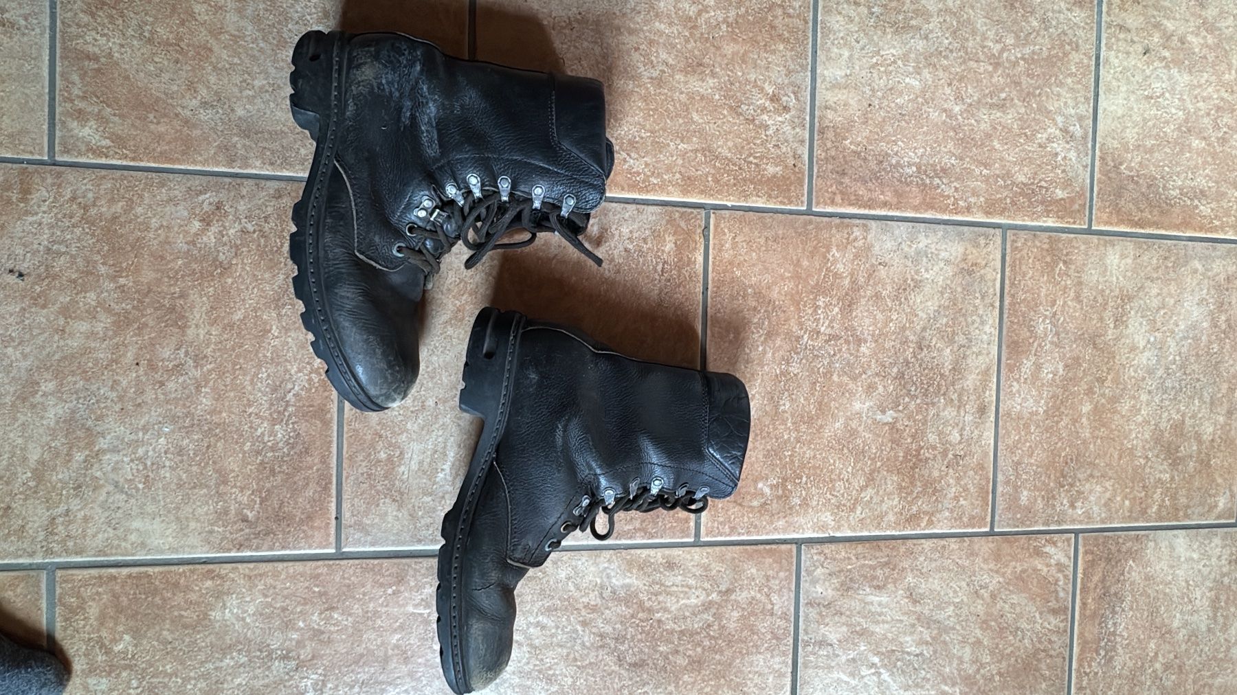 Scarpe da uomo: Lederschuh Militar Grosse 45.5 – Usato da Hasliberg Hohfluh venduto da dio_vd7f