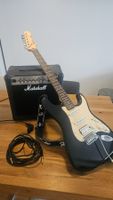 E-Gitarre Squier schwarz mit Marshall Verstärker und Zubehör