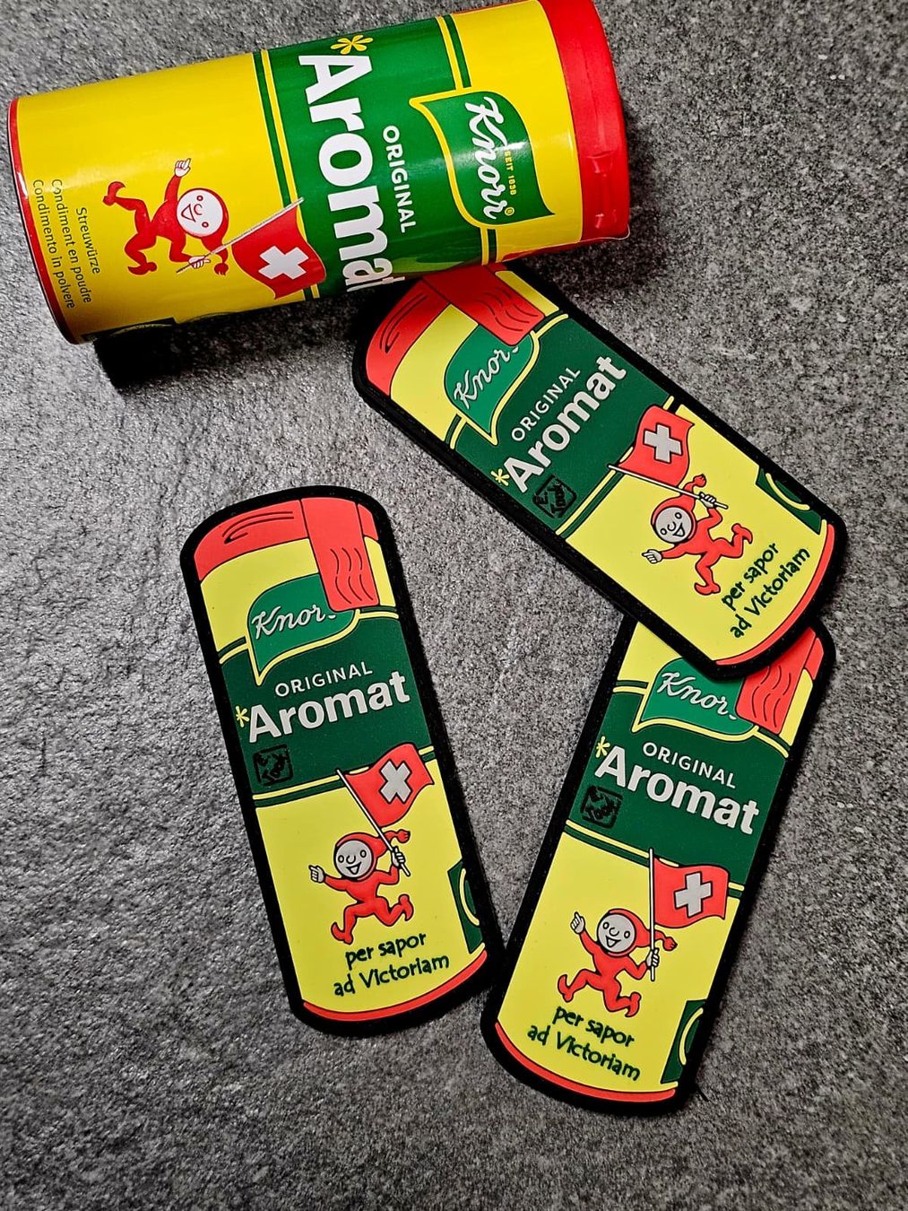 Placchette & Badge: Aromat Rubber-PVC-Patch 3D Aufnäher mit Velcro – Nuovo e nell'imballaggio originale da Frutigen venduto da Darksmash666 1