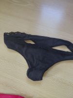 Damen String schwarz mit Spitzenbesatz gebrauchter Zustand