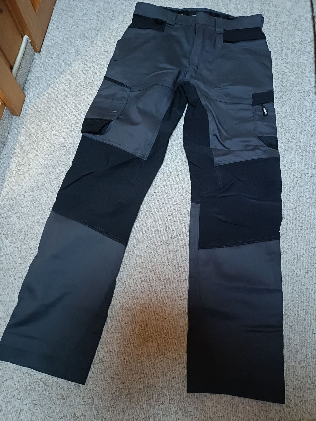 Pantaloni: Arbeitshosen Neu – Nuovo e nell'imballaggio originale da Flumserberg Bergheim venduto da Flumserberg03
