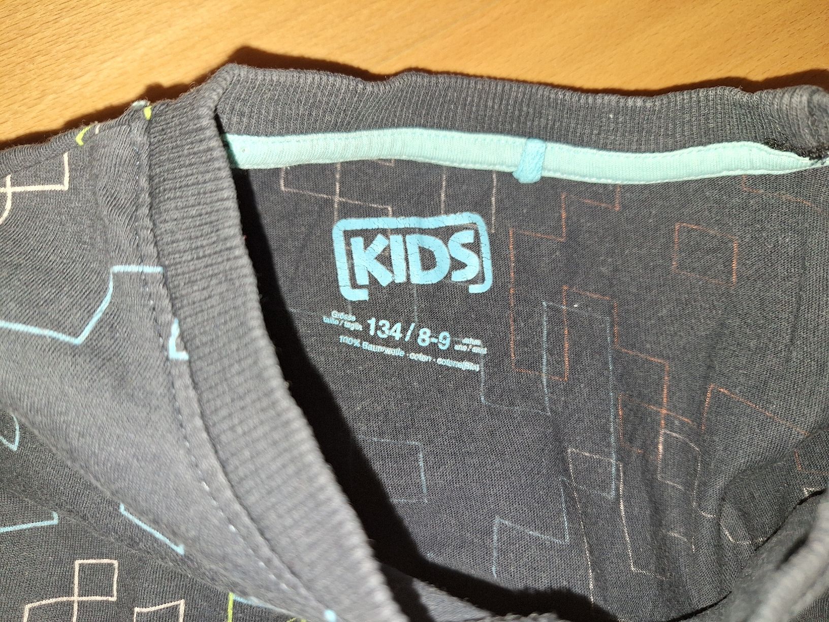 Hemden, T-Shirts & Polos: Langarmshirt in Gr. 134 – Gebraucht aus Oberrieden von man_tky9 1