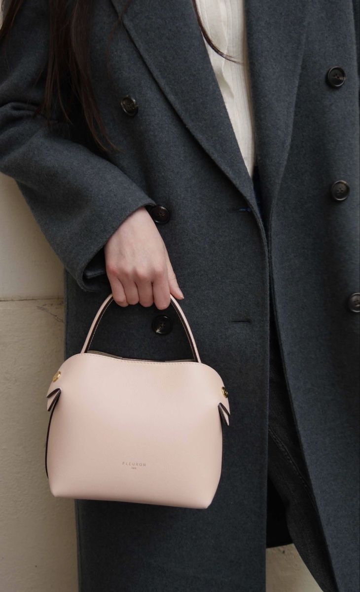 Taschen für Damen: Sac à main fleuron Paris mini Swann – Gebraucht aus Lausanne von Meganelausanne
