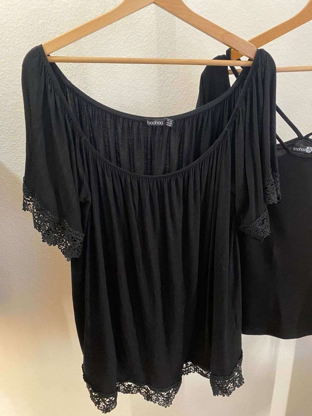 Boohoo T-shirt: Boohoo 2 T-Shirts schwarz Gr. 52 – Usato da Pratteln venduto da a23_j2gs 2
