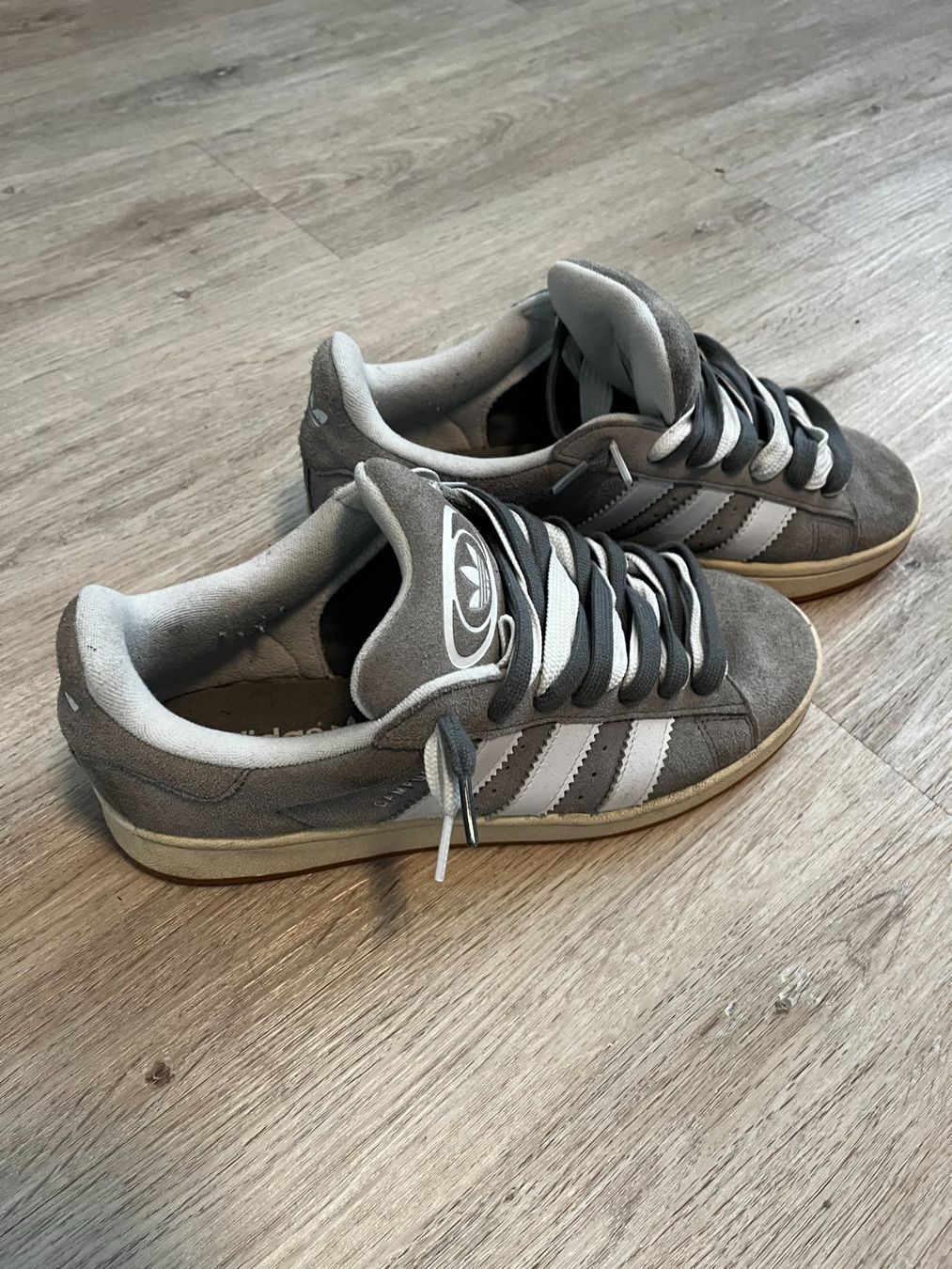Adidas Herrenschuhe: Adidas Campus, Grösse 42 2/3, Grau/Weiss – Gebraucht aus Appenzell von RiRi_AI 1