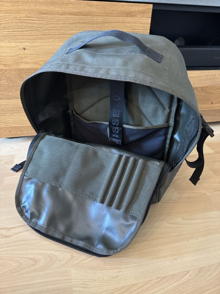Schweizer Armee Rucksäcke: Tages-Rucksack Schweizer Armee oliv – Gebraucht aus Pfäffikon ZH von Fruchtsaft 3