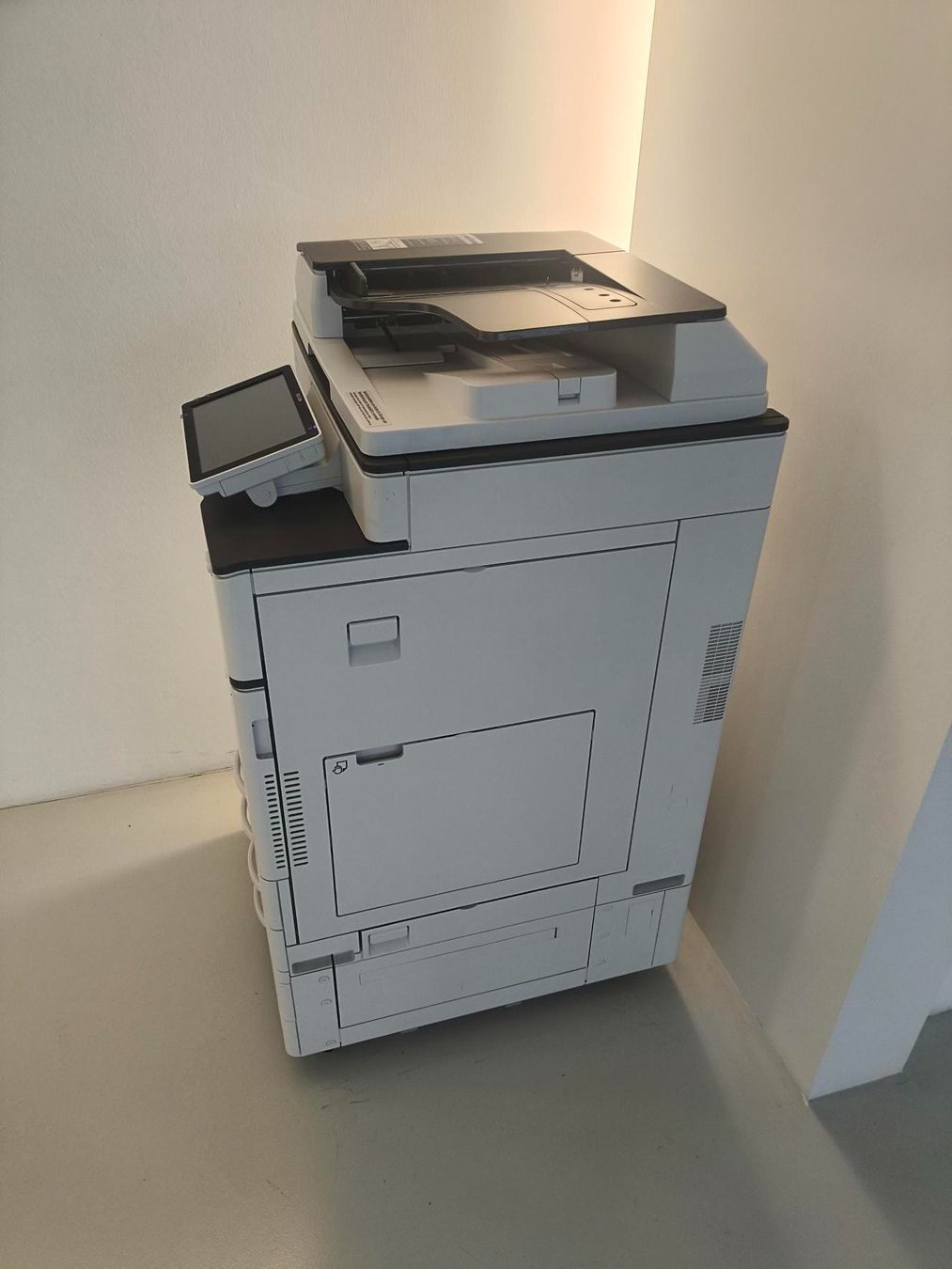 Ricoh Stampanti: Ricoh MP C3004 Multifunktionslaserdrucker color – Usato da Basel venduto da SSAArchitekten 3
