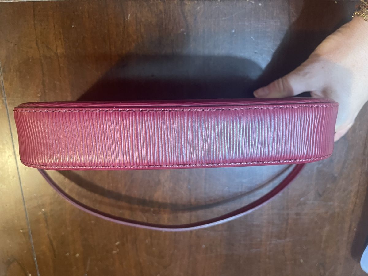 Borse da donna: Sac Louis Vuitton Pochette Accessoires Épi Rouge – Usato da GENEVE venduto da Myrtille8 3