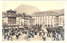 BOZEN - Walterplatz mit dem Stadthotel  mit Publikum ca.1920