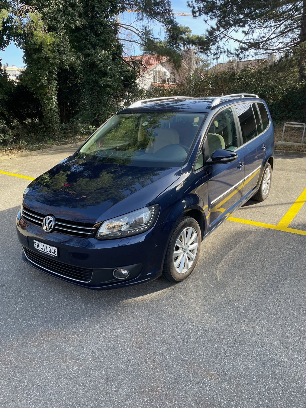VW Autos: VW Touran Highline, 1.2 TSI, 2011, voiture familiale idéale! – Gebraucht aus Fribourg von oandreyluiz