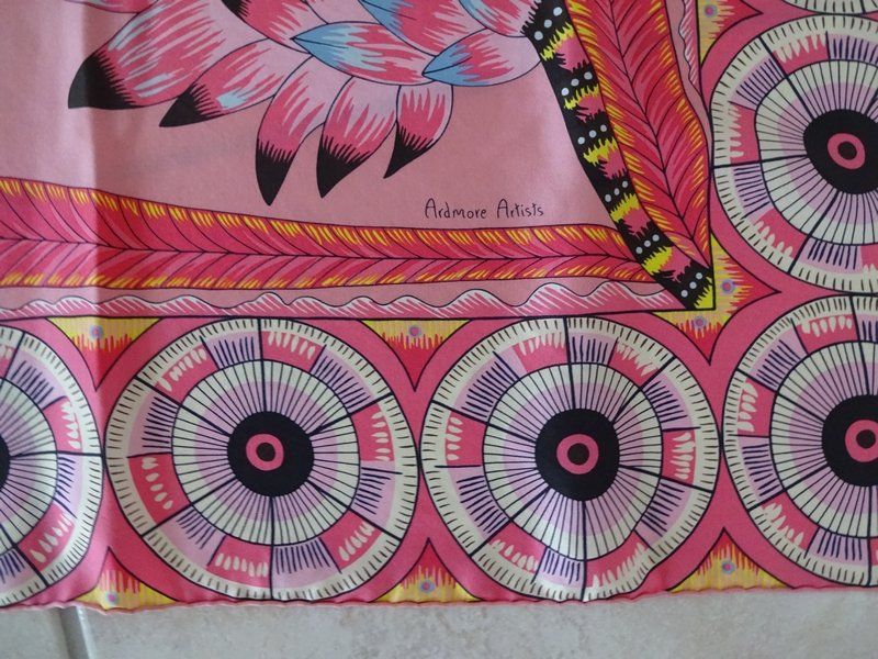 Hermès Foulard & Sciarpe: Carré géant Hermès "Savana Dance" wash avec facture – Nuovo e nell'imballaggio originale da Hauterive NE venduto da Paby 1