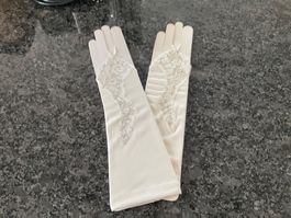 Très beau gants de mariage neuf, taille unique , blanc cassé