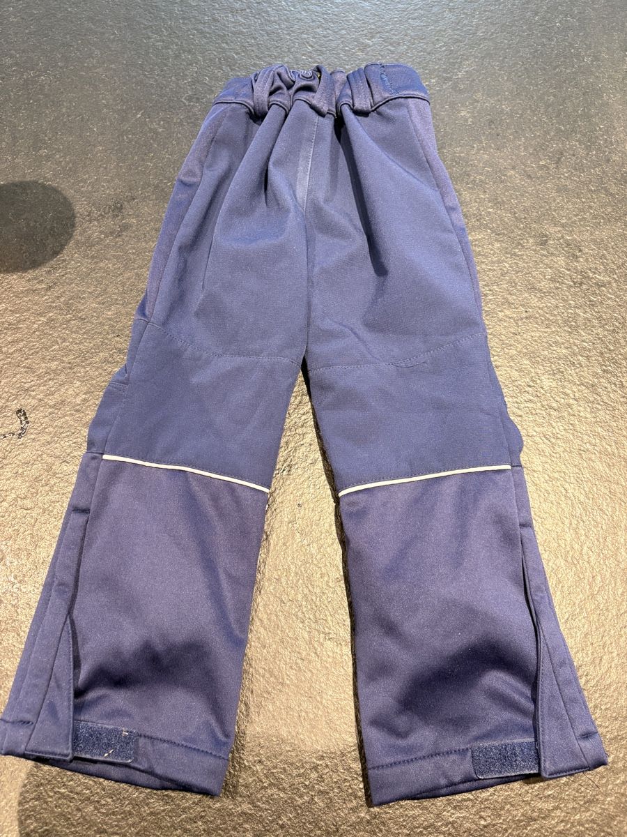 Hosen: Kinder Softshell Hose Grösse 98/104 – Gebraucht aus Bitsch von whoelse. 1