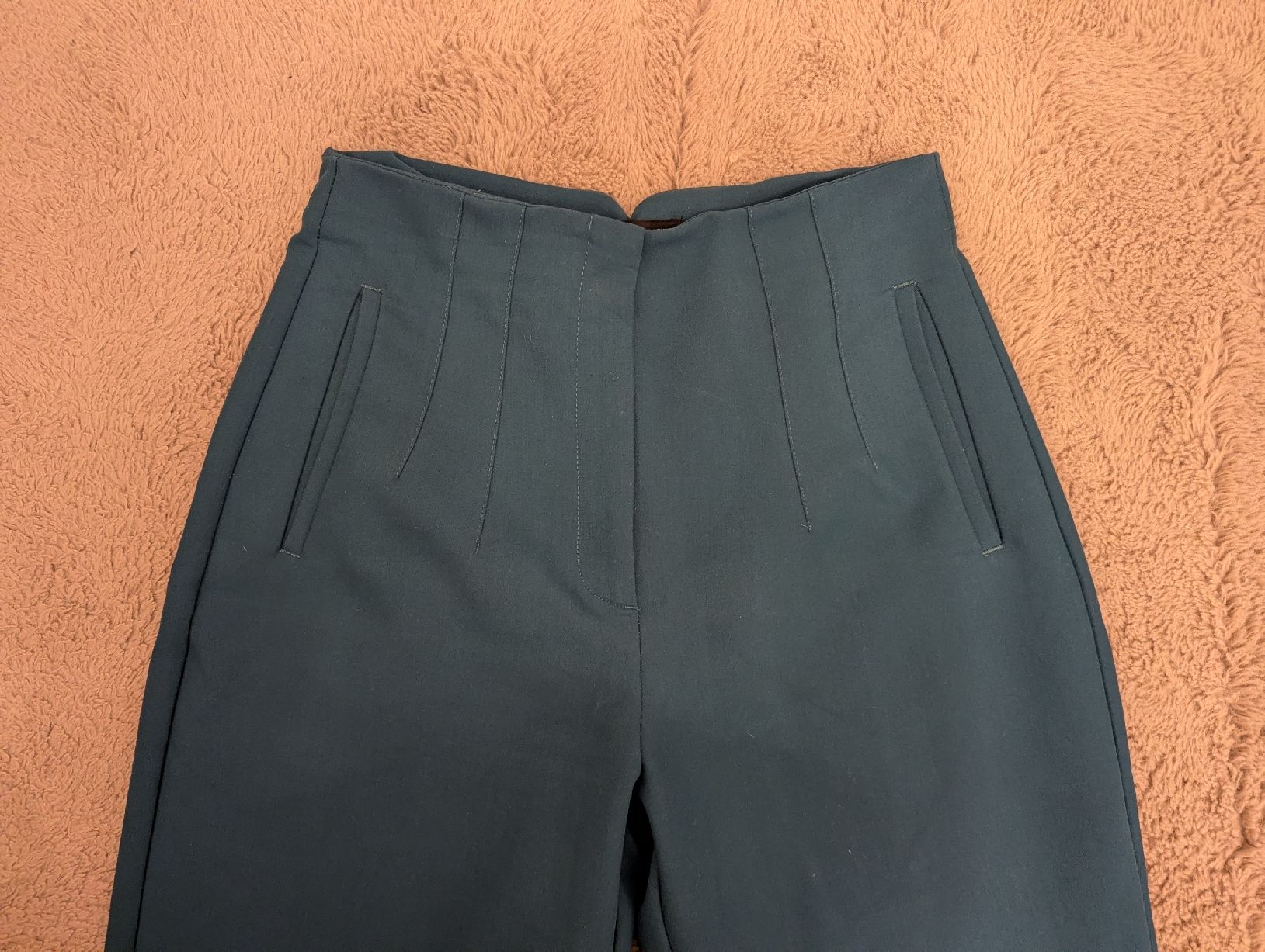 Zara Pantaloni: pantalon Zara L  – Usato da Montreux venduto da dem_gyt9 1