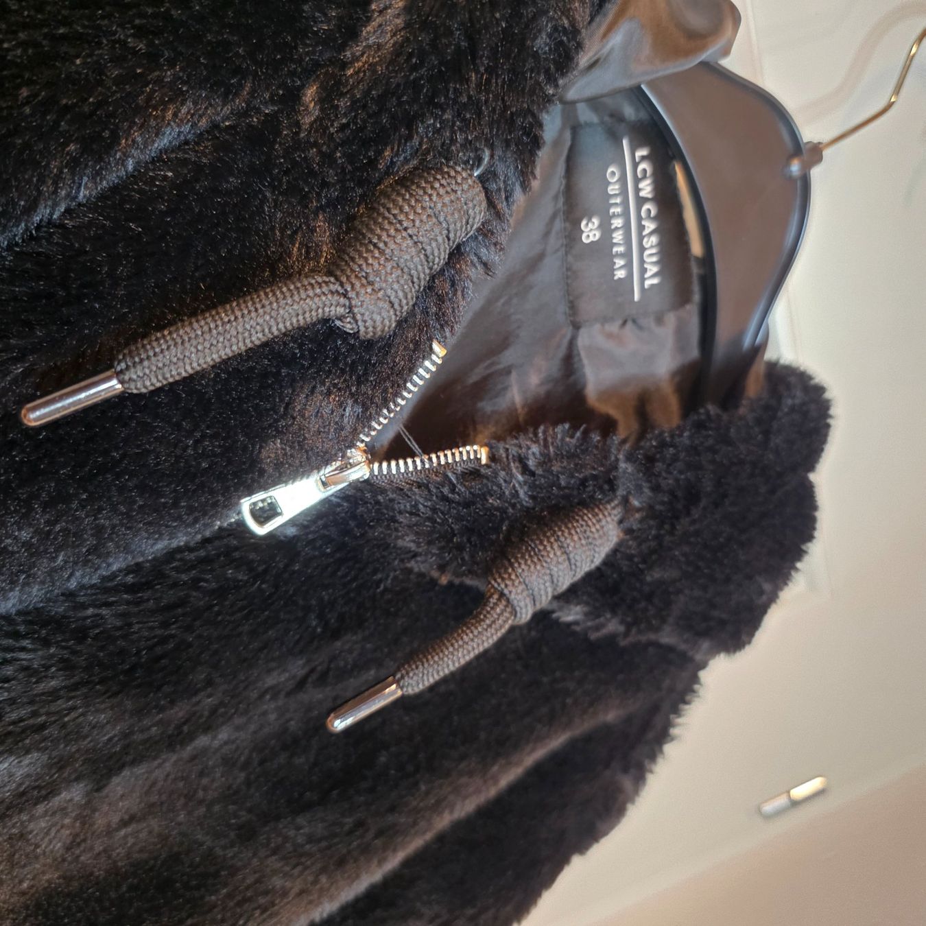 Giacche: Schwarze Teddy Jacke mit Kapuze Gr. 38 – Usato da Wald ZH venduto da CapLux 1
