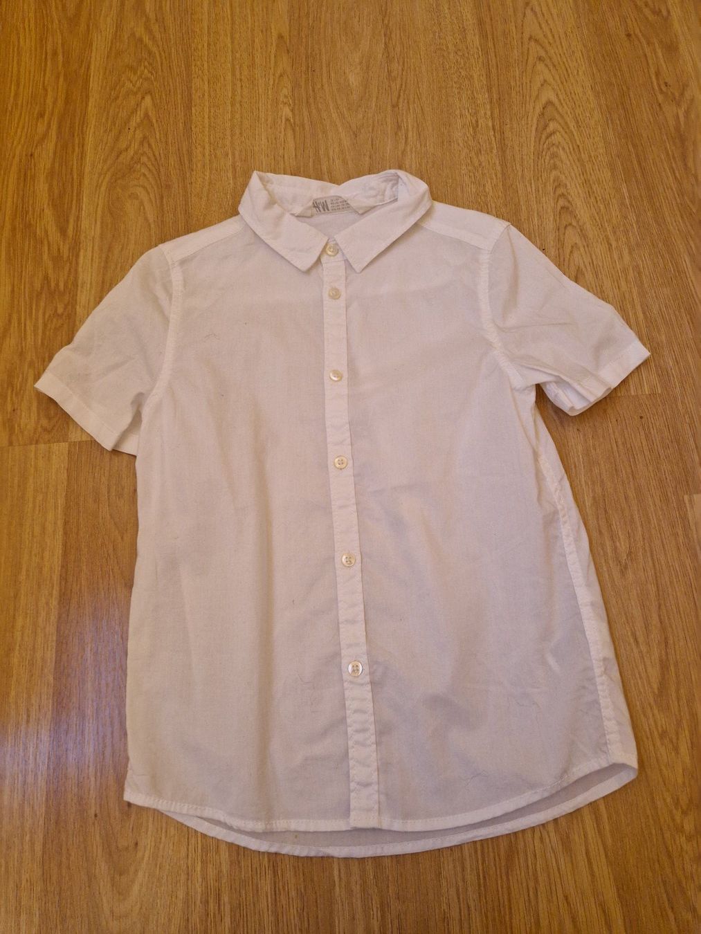 H&M Hemden, T-Shirts & Polos: Weisses Hemd kurzarm 128 – Gebraucht aus Giswil von monimaus08
