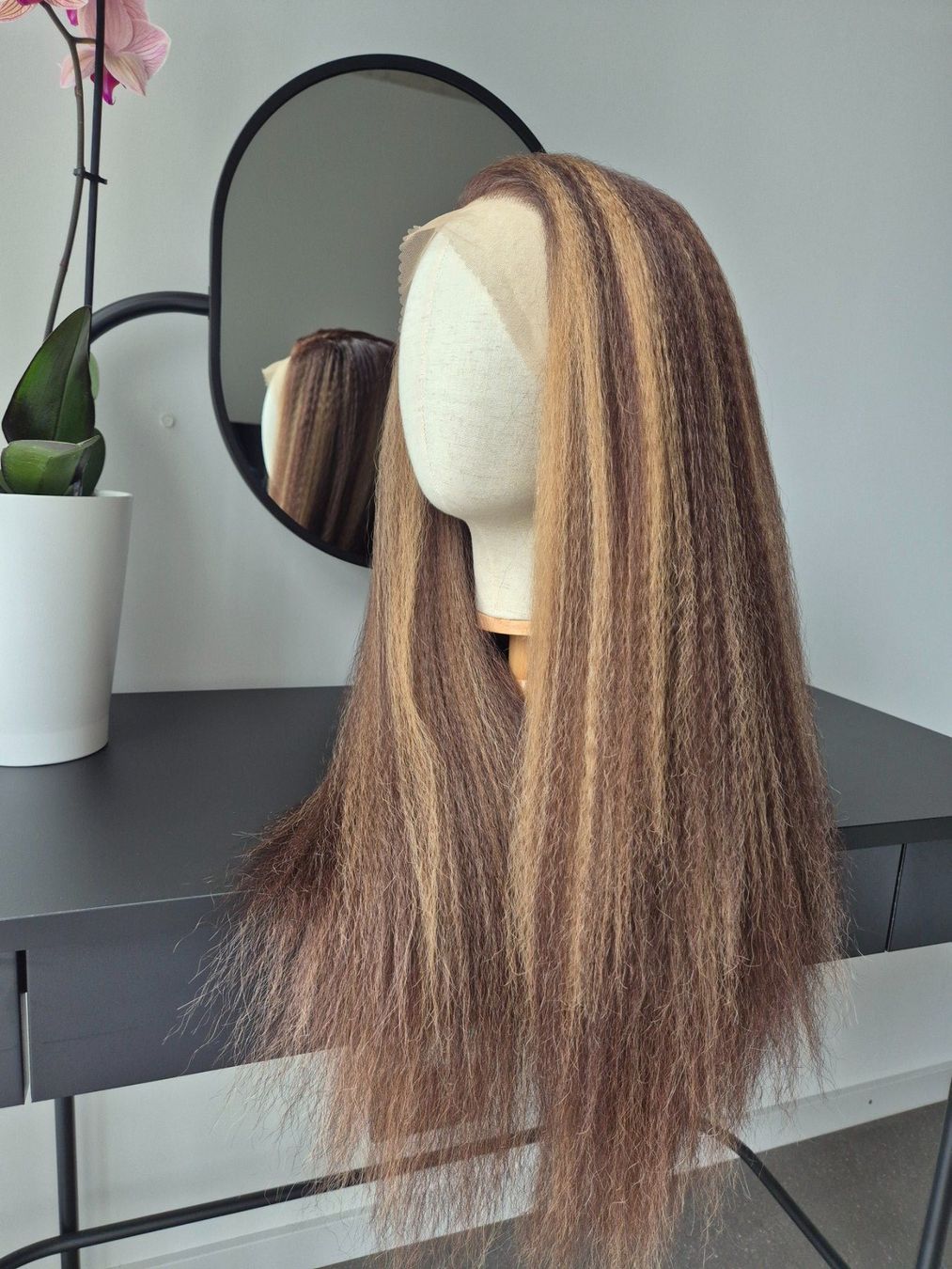 Parrucche: Neue Kunsthaar Perücke. New wig – Nuovo e nell'imballaggio originale da Zürich venduto da pla_tm9w 5