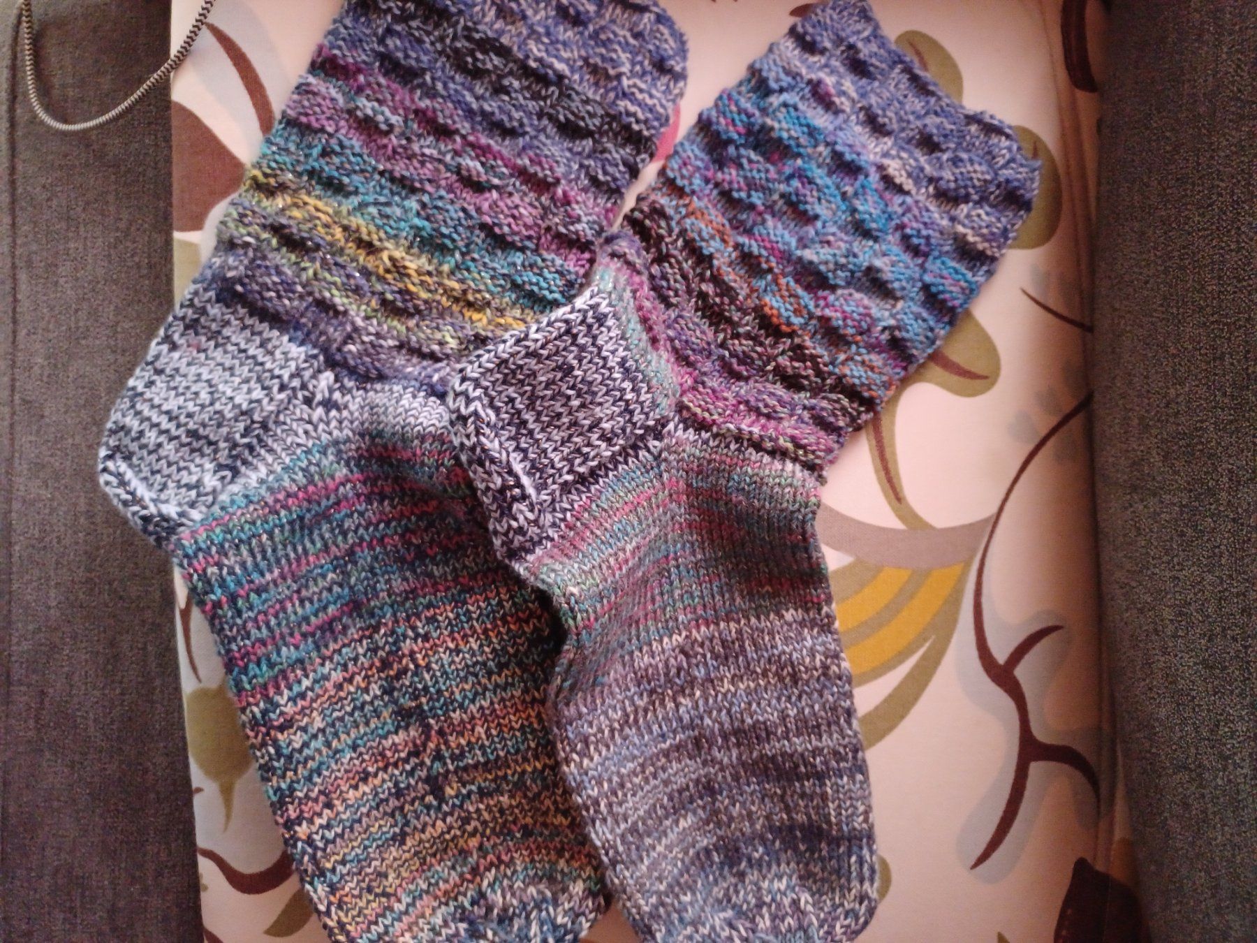 Calze: Handgestrickte Bettsocken oder Hüttenfinken  Blau bunt – Nuovo (secondo la descrizione) da Boswil venduto da Joli2222