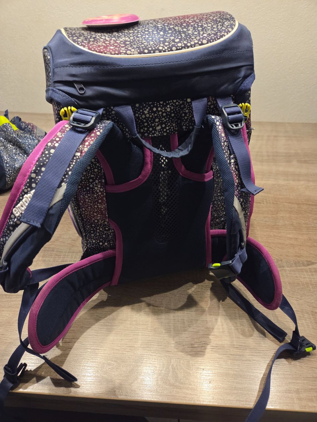 Ergobag Borse & Zaini: Ergobag Bärlaxy Glow – Schulrucksack – Usato da Thun venduto da obe_wpt5 3