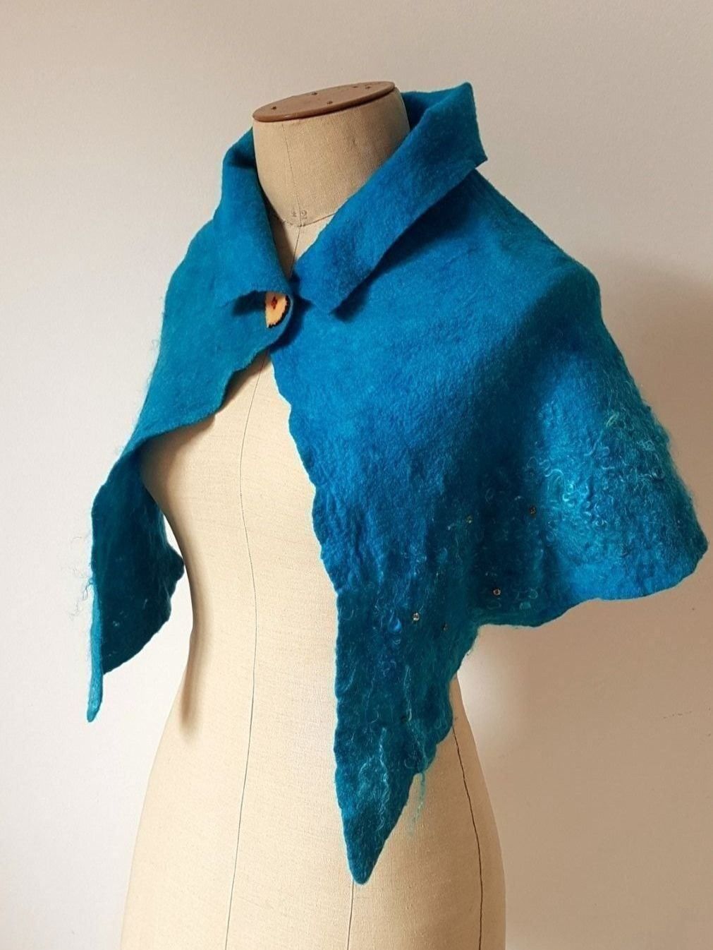 Altro in  Abbigliamento & Accessori: Petite cape faite à la main neuve – Nuovo (secondo la descrizione) da Goumoens-le-Jux venduto da Zazu18 2