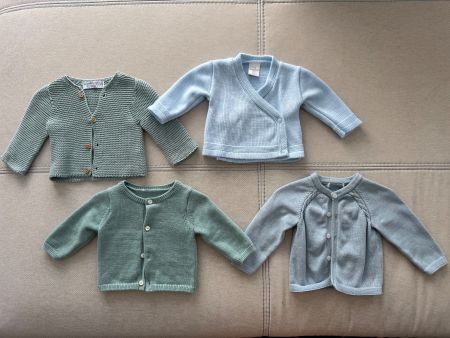 4 stk kuschelige Baby-Strickjäckchen, Gr. 0-1 Monate