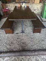 Solido tavolo in legno
