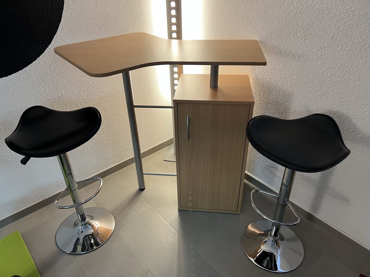 Allestimento di negozi e stand fieristici: Bartisch / Stehtisch mit 2 Barhockern – Usato da Moosleerau venduto da Tami8