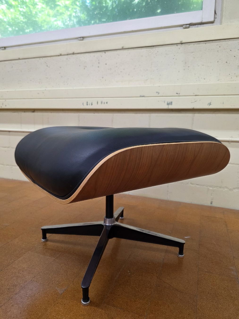 Hocker: Designer Ottoman zum Eames Lounge Chair – Gebraucht aus Lichtensteig von Polsterwerk 2