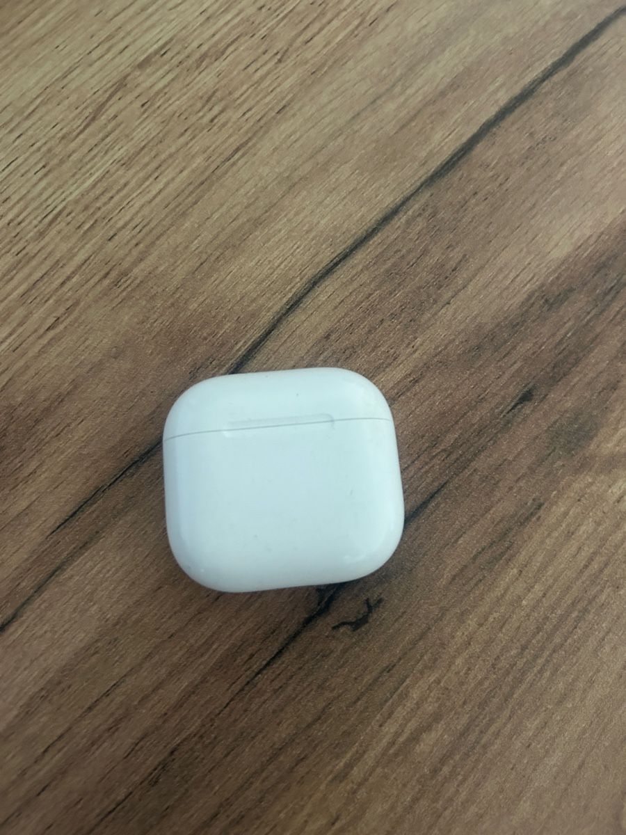 Apple Cuffie: Apple AirPods Pro Charging Case Used – Usato da Marin-Epagnier venduto da Kty_1907 3